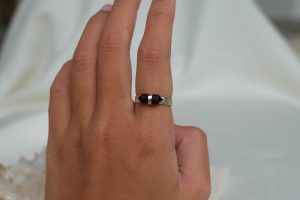 maeve-hor-ring-black-obs